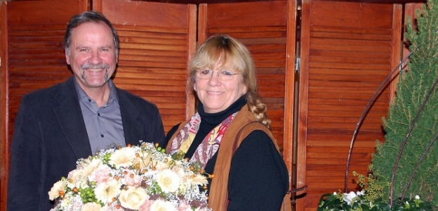 Gerhard Friedrich überreichte Hanni Teloy als Dank für ihr hohes Engagement im Azerca-Werbeausschuss einen besonders schönen Blumengruss.