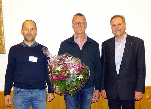 Der Stellvertretende Vorsitzende Stefan Kanders (l.) und der scheidende Vorsitzende Gerhard Friedrich (r.) beglückwünschen den neuen Azerca-Vorsitzenden Matthias Küppers zu seiner Wahl. (Foto: Banse)
