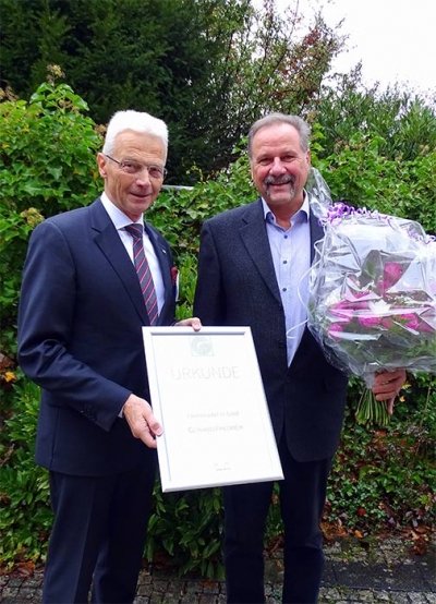 Die Goldene ZVG-Ehrennadel überreichte ZVG-Vizepräsident Hartmut Weimann (l.) Gerhard Friedrich in Anerkennung seiner 25jährigen ehrenamtlichen Tätigkeit für die Azerca. (Foto: Banse)