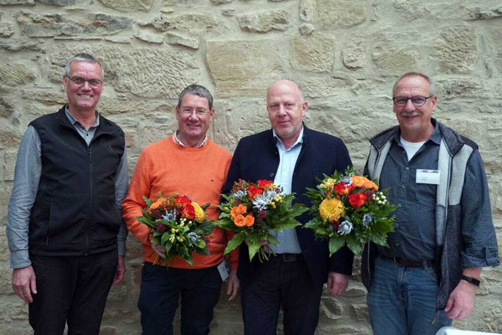 Matthias Küppers (l.) gratuliert als Azerca-Vorsitzender den erneut gewählten Vorstandsmitgliedern (v.l.) Dieter Boland, Manfred Rieke und Helmut Hiedl.