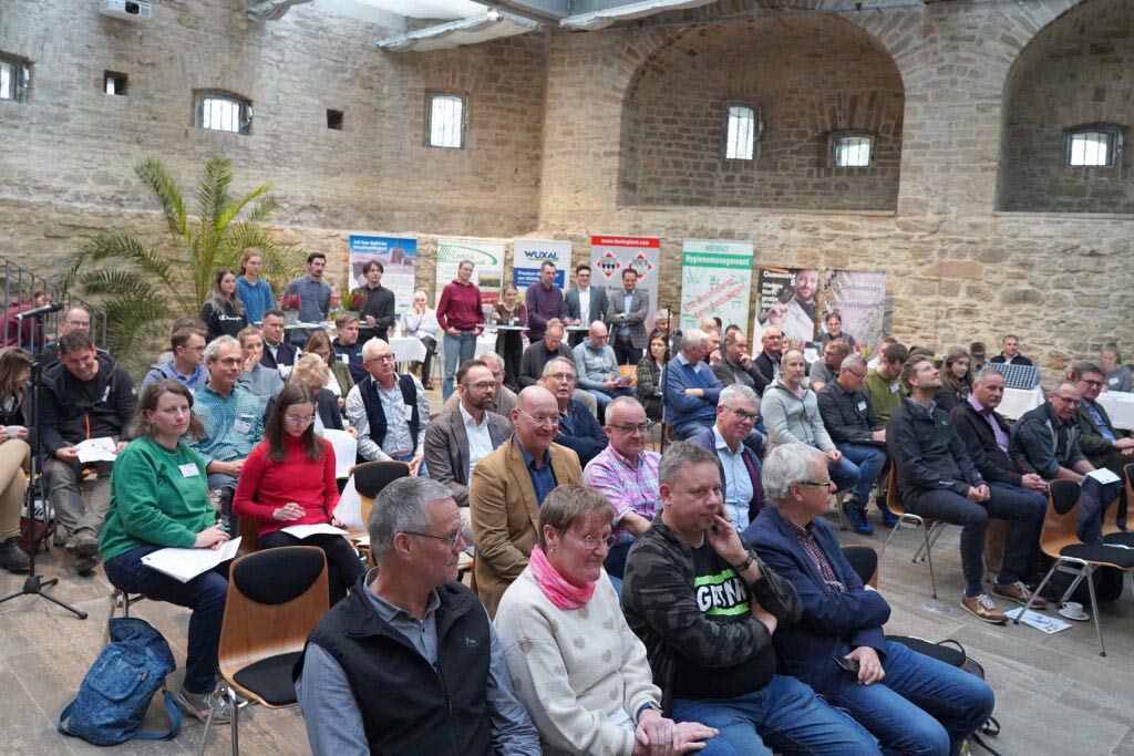 Über 80 Personen nahmen insgesamt an der Podiumsdiskussion im Kanonenhof des Gartenbaumuseums in Erfurt teil.