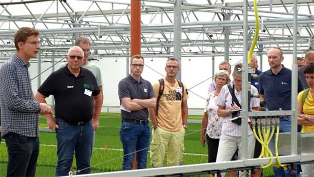 Mit viel Elan und fundiertem gärtnerischen und betriebswirtschaftlichen Wissen baut sich Christian Kerski (l.) seit knapp 2 Jahren seinen Betrieb in Edewecht auf. (Foto: Tina Banse)